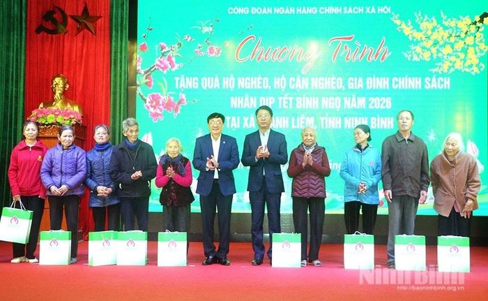 Hình ảnh tại Chương trình trao tặng quà Tết cho hộ nghèo, cận nghèo, gia đình chính sách tại xã Thanh Liêm và xã Gia Phong của NHCSXH