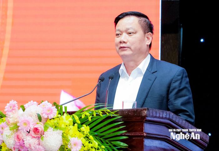Bí thư Tỉnh ủy Nguyễn Khắc Thận phát biểu tại Hội nghị nghiên cứu, quán triệt và triển khai các Nghị quyết, Chỉ thị của Ban Thường vụ Tỉnh ủy, Ban Chấp hành Đảng bộ tỉnh khóa XX. Ảnh: Phạm Bằng