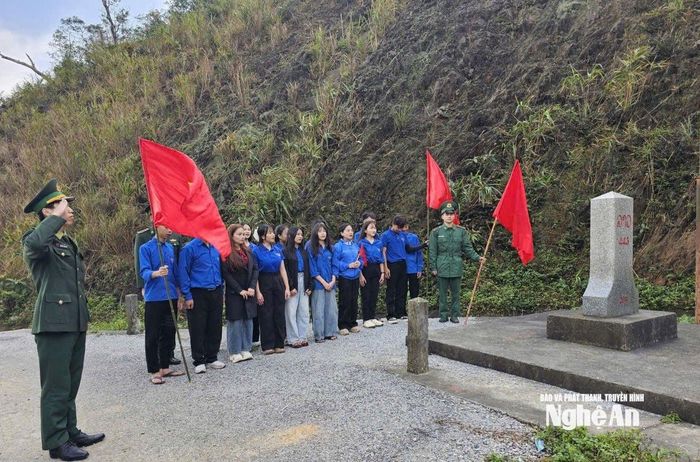 Chi đoàn Đồn Biên phòng Phúc Sơn phối hợp với Đoàn Thanh niên xã Anh Sơn tổ chức lễ chào cờ đầu năm tại cột mốc 443. Ảnh: Hải Thượng