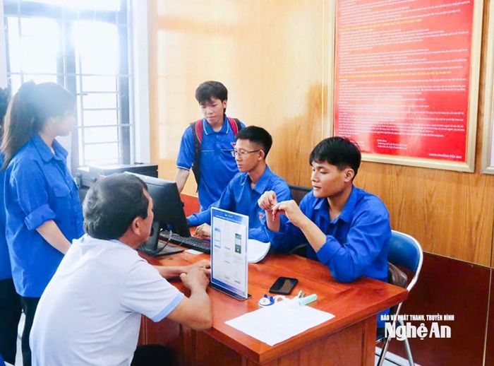 Đoàn thanh niên phường Tân Mai hướng dẫn, nâng cao kỹ năng số cho người dân. Ảnh: CSCC