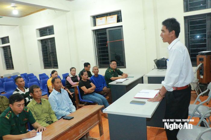 Đảng viên Đồn Biên phòng Keng Đu dự sinh hoạt chi bộ tại bản Huồi Phuôn 1. Ảnh: K.L