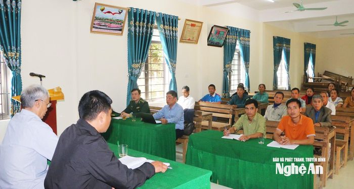 Sinh hoạt Chi bộ bản Tùng Hương, xã Tam Quang. Ảnh tu: Khánh Ly
