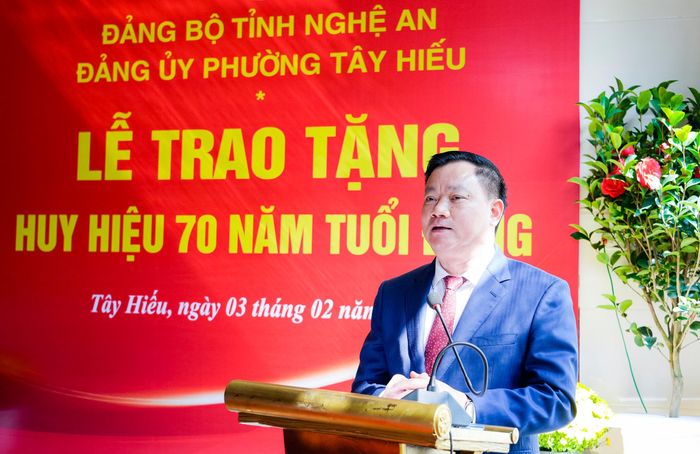 Bí thư Tỉnh ủy Nguyễn Khắc Thận gửi tới đồng chí Đặng Ích Chí lời chúc sức khỏe, trường thọ, là điểm tựa tinh thần cho con cháu. Ảnh: Phạm Bằng
