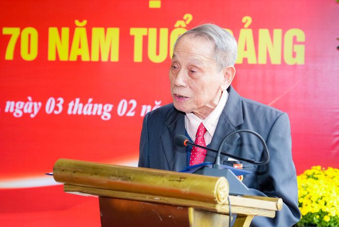 Đảng viên Đặng Ích Chí phát biểu tại buổi lễ. Ảnh: Phạm Bằng