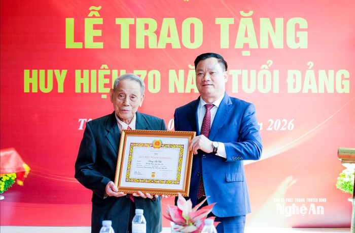 Đồng chí Nguyễn Khắc Thận - Ủy viên Ban Chấp hành Trung ương Đảng, Bí thư Tỉnh ủy trao Huy hiệu 70 năm tuổi Đảng cho đảng viên Đặng Ích Chí. Ảnh: Phạm Bằng