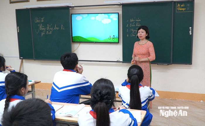 Giáo viên Trường THCS Liên Đồng ứng dụng công nghệ đổi mới phương pháp dạy học. Ảnh: Hoàng Việt Anh
