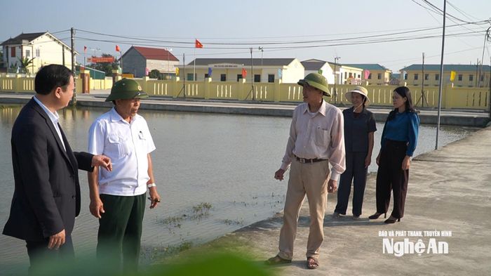 Cán bộ xã Quan Thành và chi bộ xóm Minh Châu trao đổi về lịch sản xuất vụ Xuân 2026. Ảnh: Hoàng Việt Anh