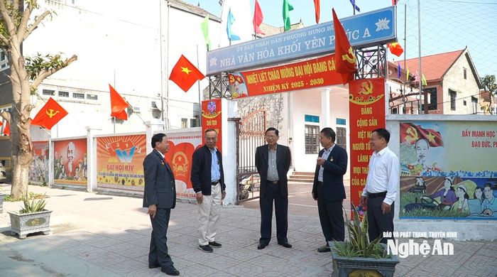 Đảng viên chi bộ khối Yên Phúc A - Phường Thành Vinh trong không khí Đại hội Đảng toàn quốc lần thứ 14. Ảnh: Hoàng Việt Anh