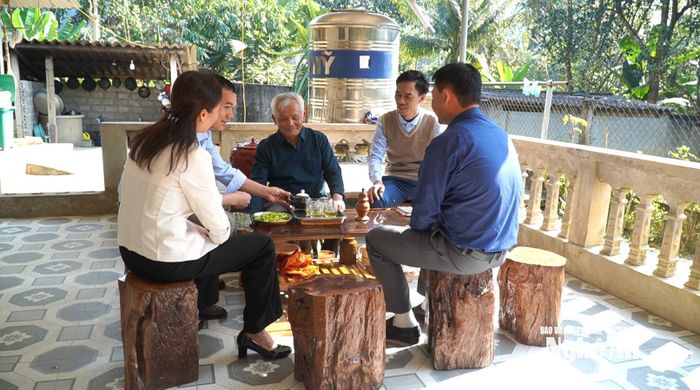Ông Lộc Văn Thương ở bản Chôm Lôm với cán bộ xã Châu Khê. Ảnh: Hoàng Việt Anh