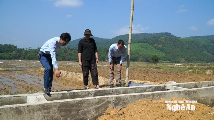 Cán bộ xã Châu Khê kiểm tra công trình thủy lợi. Ảnh: Hoàng Việt Anh