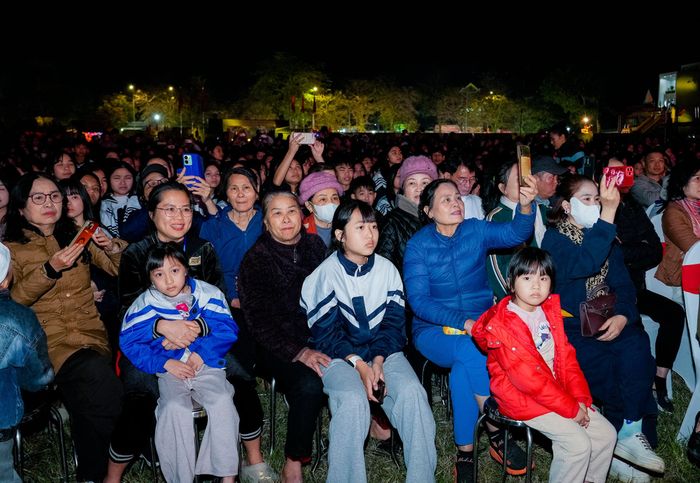 Đông đảo người dân xã Quế Phong và các xã lân cận đến dự chương trình. Ảnh: Phạm Bằng