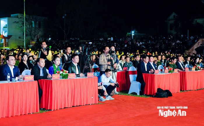 Lãnh đạo tỉnh, đại biểu và đông đảo người dân dự chương trình “Sắc Xuân vùng cao - Ấm tình đồng bào”. Ảnh: Phạm Bằng