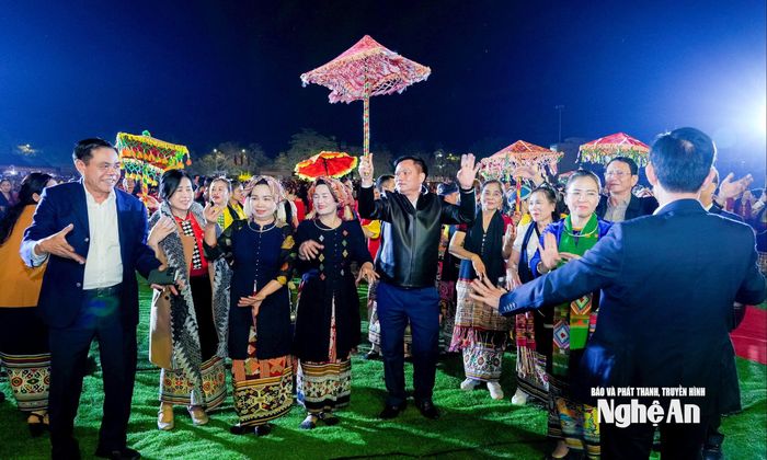 Các đồng chí Thường trực Tỉnh ủy cùng các đại biểu, người dân múa lăm vông, thắt chặt tình đoàn kết cùng đồng bào các dân tộc miền Tây xứ Nghệ. Ảnh: Phạm Bằng