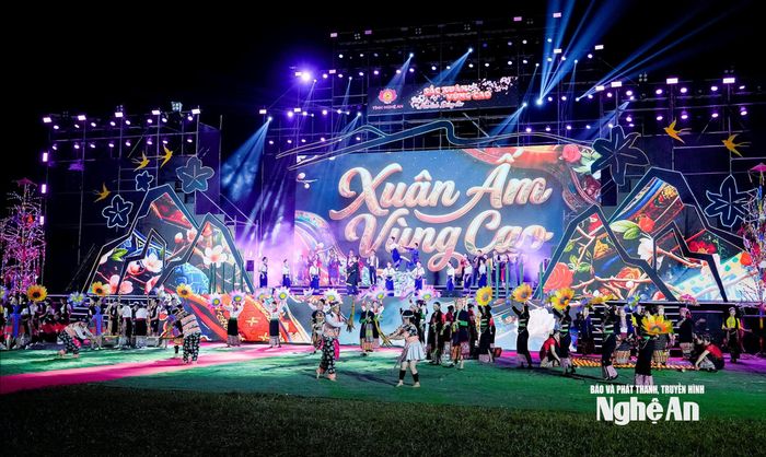 Chương trình nghệ thuật mang đậm bản sắc văn hóa của các đồng bào dân tộc. Ảnh: Phạm Bằng