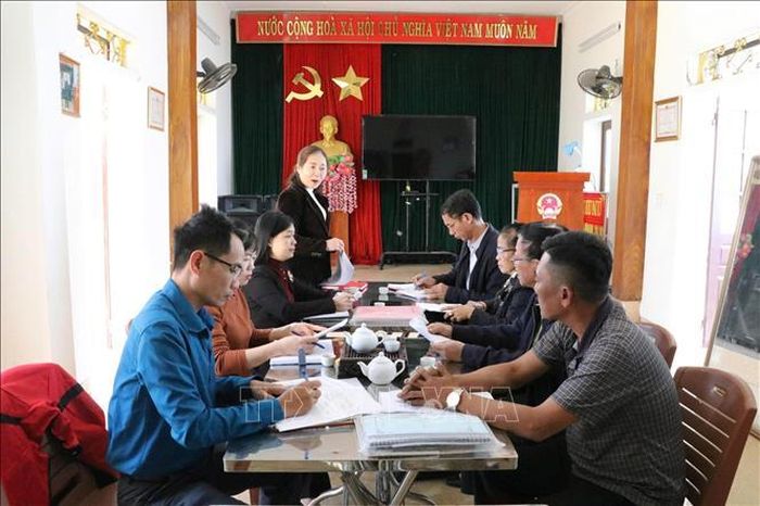 Chi bộ xóm 8, xã Phát Diệm, tỉnh Ninh Bình, họp thảo luận nâng cao chất lượng sinh hoạt chi bộ.