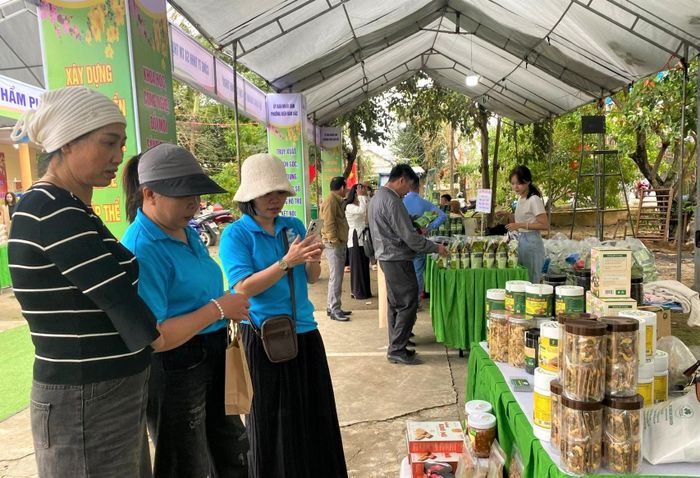 Trưng bày các sản phẩm OCOP và sản phẩm nông thôn tại chợ hoa xuân. Ảnh: KHÁNH LINH