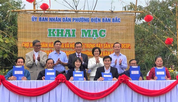 Ký kết hợp tác giữa người dân làng hoa và doanh nghiệp lữ hành, thúc đẩy phát triển du lịch cộng đồng làng Hà Đông. Ảnh: KHÁNH LINH