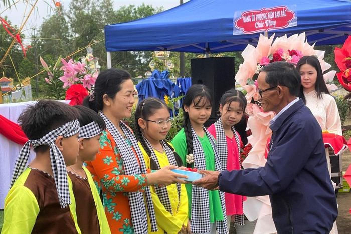 Nghi thức trao tặng hạt giống cho thế hệ trẻ. Ảnh: KHÁNH LINH
