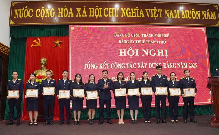 Các đảng viên xuất sắc được khen thưởng 