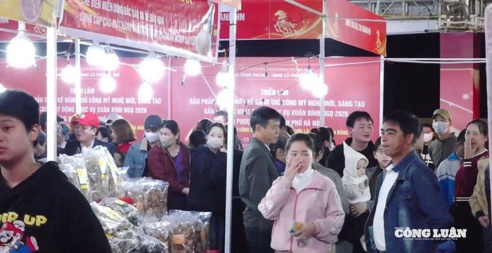 Rất đông người dân đã có mặt tại triển lãm để tham quan, mua sắm