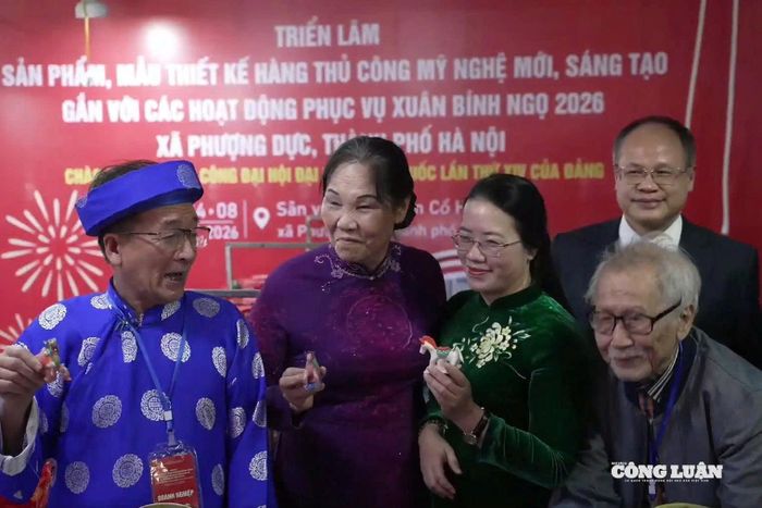 Các đại biểu thích thú tham quan các sản phẩm tại triển lãm