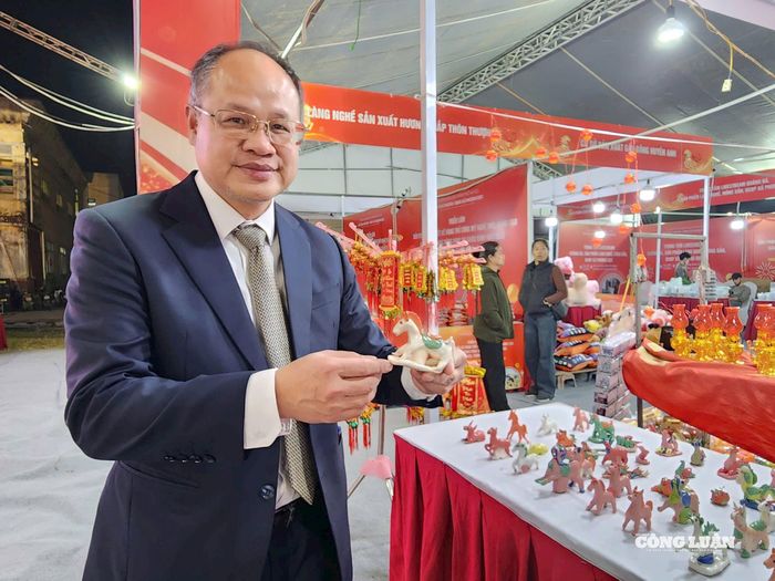 Chủ tịch UBND xã Phượng Dực cầm trên tay sản phẩm "gốm tò he", đây là sản phẩm mới của làng nghề tò he Xuân La.