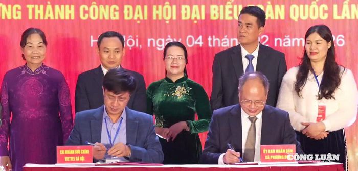 Lãnh đạo xã Phượng Dực ký kết hợp tác nhằm hỗ trợ sản xuất và tiêu thụ sản phẩm làng nghề.