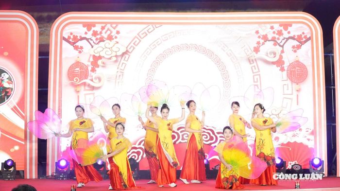 Nhiều tiết mục văn nghệ công phu đã được thể hiện tại lễ khai mạc Triển lãm