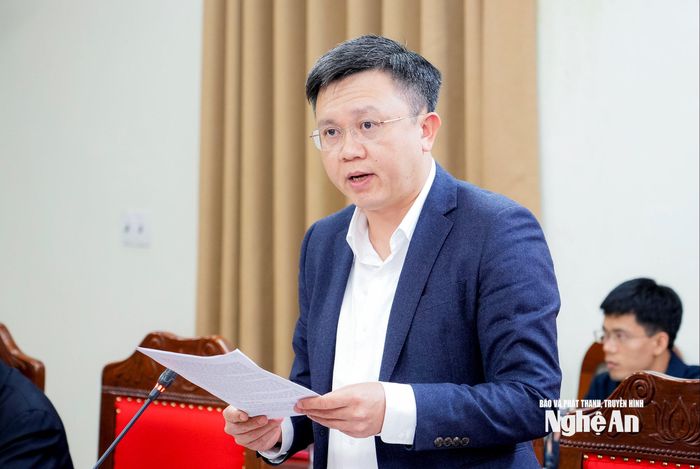 Phó trưởng Ban Thường trực Ban Nội chính Tỉnh ủy Võ Minh Thế báo cáo tình hình, kết quả công tác nội chính, phòng, chống tham nhũng, lãng phí, tiêu cực, cải cách tư pháp tháng 1/2026, nhiệm vụ trọng tâm tháng 2/2026. Ảnh: Phạm Bằng