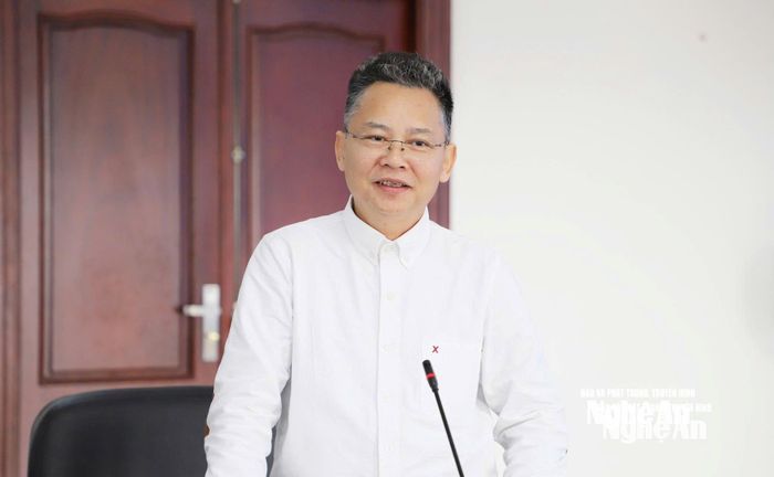 Giám đốc Trung tâm Truyền hình Việt Nam khu vực miền Trung - Tây Nguyên (VTV8) Nguyễn Lâm Thanh phát biểu tại buổi làm việc. Ảnh: Thùy Dương