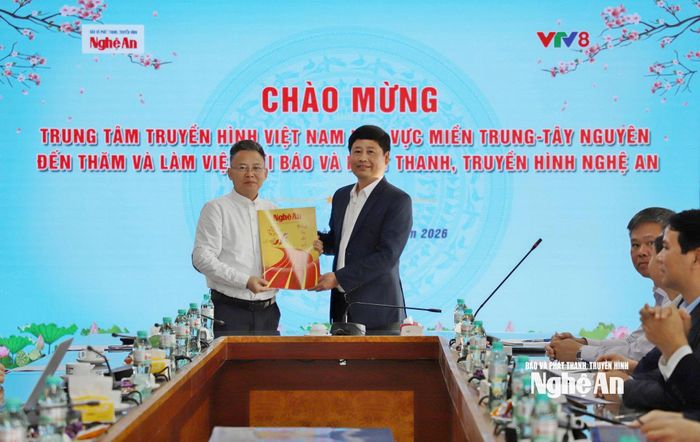 Giám đốc Báo và PTTH Nghệ An Trần Minh Ngọc tặng số báo Tết đến đồng chí Giám đốc Trung tâm Truyền hình Việt Nam khu vực miền Trung - Tây Nguyên. Ảnh: Thùy Dương