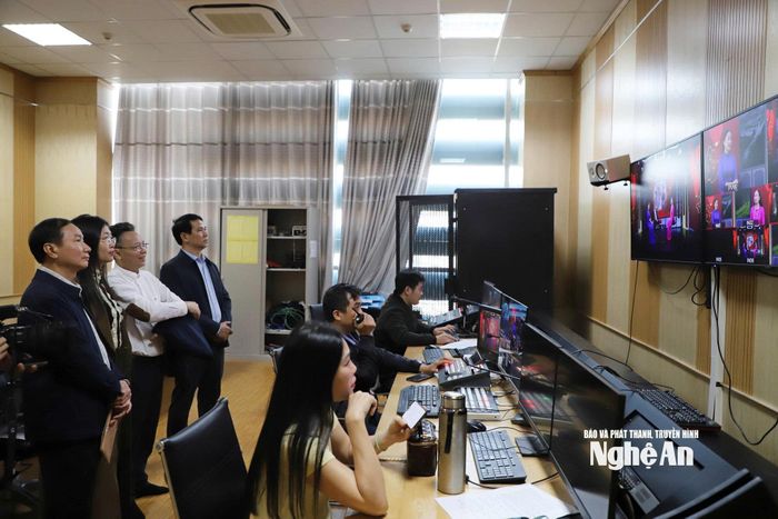 Đoàn công tác tham quan khu vực sản xuất các chương trình của Báo và PTTH Nghệ An. Ảnh: Thùy Dương