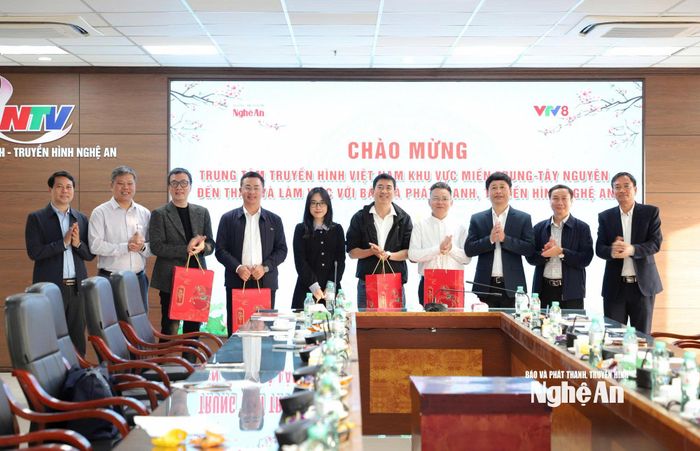 Giám đốc Báo và PTTH Nghệ An Trần Minh Ngọc tặng quà các thành viên đoàn công tác Trung tâm Truyền hình Việt Nam khu vực miền Trung - Tây Nguyên. Ảnh: Thùy Dương