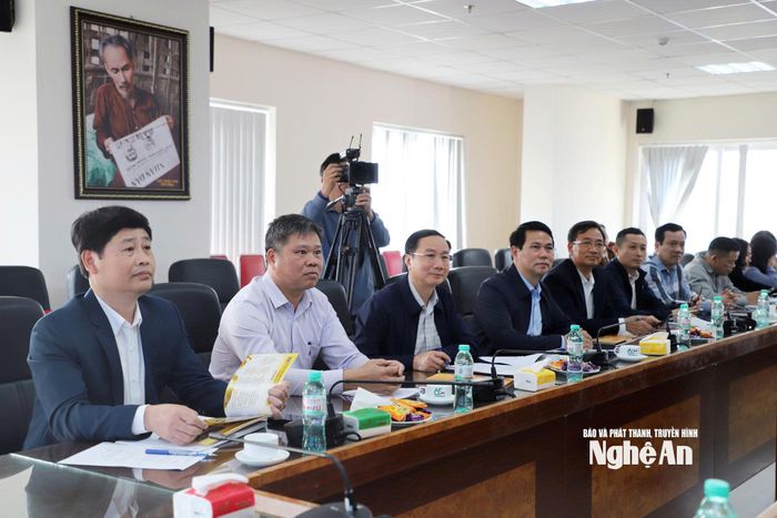 Ban Giám đốc Báo và PTTH Nghệ An tham dự buổi làm việc. Ảnh: Thùy Dương