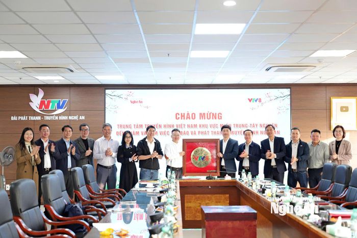 Giám đốc Trung tâm Truyền hình Việt Nam khu vực miền Trung - Tây Nguyên tặng quà lưu niệm Báo và phát thanh, truyền hình Nghệ An. Ảnh: Thùy Dương
