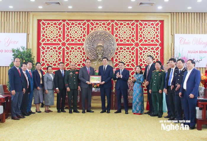 Đồng chí Hoàng Nghĩa Hiếu – Phó Bí thư Thường trực Tỉnh ủy, Chủ tịch HĐND tỉnh tặng bức tranh quê hương Chủ tịch Hồ Chí Minh cho đoàn công tác tỉnh Khăm Muộn. Ảnh: Mai Hoa