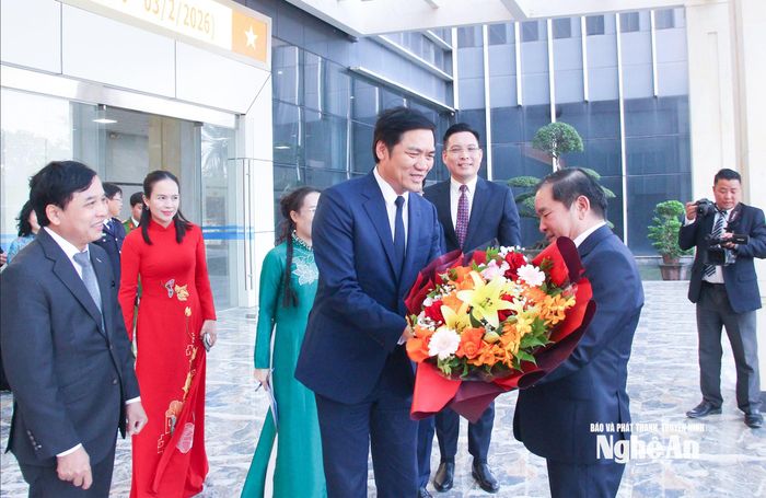 Đồng chí Hoàng Nghĩa Hiếu – Phó Bí thư Thường trực Tỉnh ủy, Chủ tịch HĐND tỉnh tặng hoa chúc mừng đoàn công tác tỉnh Xiêng Khoảng đến thăm và chúc Tết tỉnh Nghệ An. Ảnh: Mai Hoa