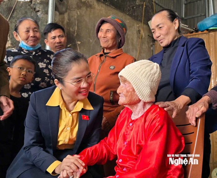 Đồng chí Võ Thị Minh Sinh tặng quà, chúc Tết, mừng thọ cụ Nguyễn Thị Thiệu (100 tuổi) ở khối Yên Trung, phường Tân Mai. Ảnh: Bùi Thọ
