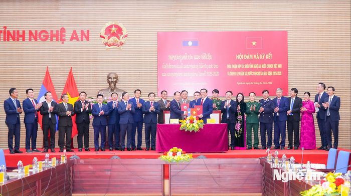 Lãnh đạo 2 địa phương thống nhất nội dung Ký kết thỏa thuận hợp tác giữa tỉnh Nghệ An và tỉnh Bô Ly Khăm Xay, nước CHDCND Lào. Ảnh: TL
