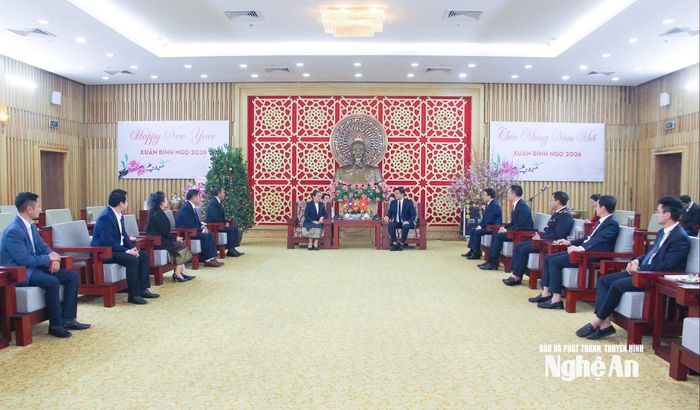 Đồng chí Hoàng Nghĩa Hiếu – Phó Bí thư Thường trực Tỉnh ủy, Chủ tịch HĐND tỉnh tiếp đón, trao đổi với đồng chí Đao-von Xay-xu-liên – Phó Bí thư Tỉnh ủy, Chủ tịch Ủy ban Chính quyền tỉnh Sa Vẳn Na Khẹt. Ảnh: Mai Hoa