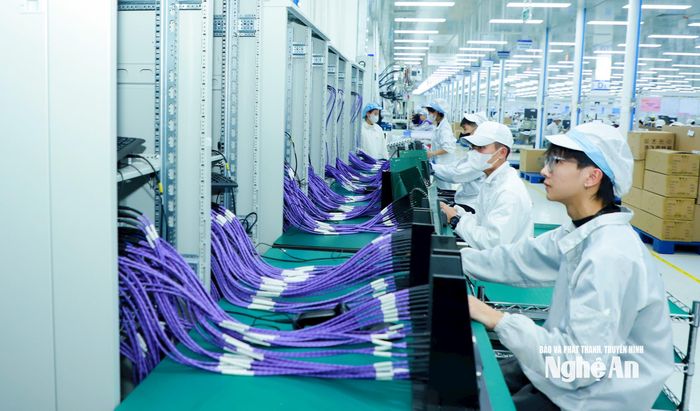 Công nhân làm việc tại nhà máy của Tập đoàn Luxshare - ICT tại Khu Công nghiệp VSIP Nghệ An bên dây chuyên công nghiệp hiện đại. Ảnh: Thành Duy