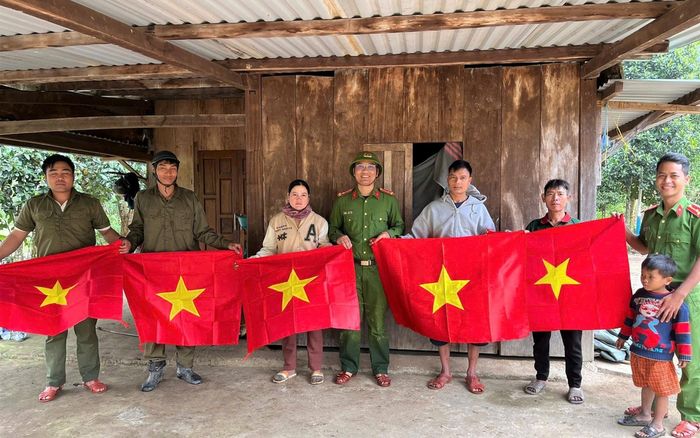 Tặng cờ Tổ quốc cho người dân trước thềm năm mới 2026. Ảnh: PÊ LÊ