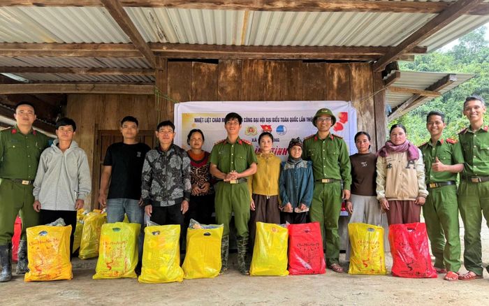 Công an xã Đắc Pring trao quà Tết, động viên người dân tại cụm dân cư Pêtapot. Ảnh: PÊ LÊ