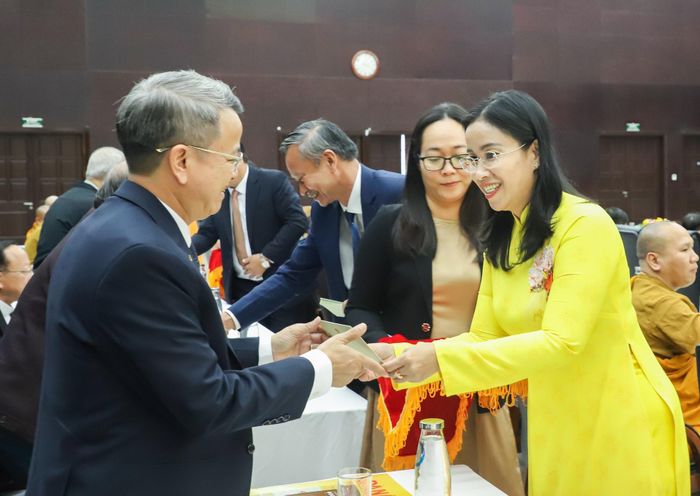 Phó Chủ tịch UBND thành phố Nguyễn Thị Anh Thi tặng quà chúc Tết các chức sắc, chức việc. Ảnh: NGỌC PHÚ