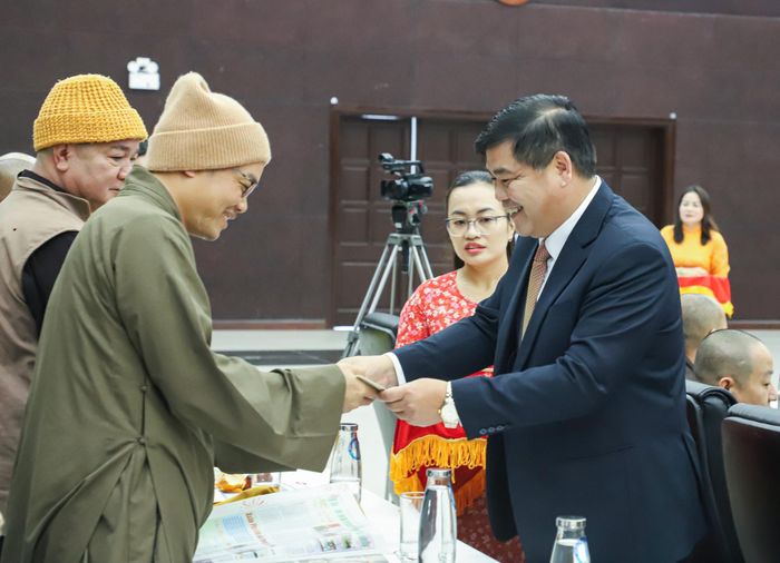 Giám đốc Sở Dân tộc và Tôn giáo Nguyễn Mạnh Hà tặng quà chúc Tết các chức sắc, chức việc. Ảnh: NGỌC PHÚ
