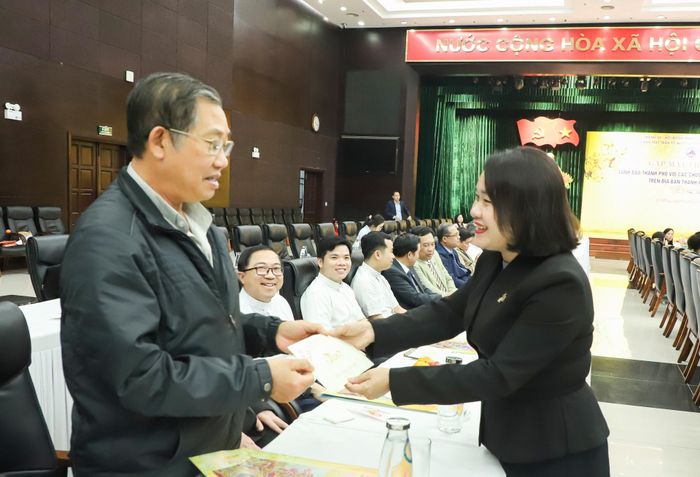 Trưởng ban Tuyên giáo và Dân vận Thành ủy Huỳnh Thị Thùy Dung tặng quà chúc Tết chức sắc, chức việc. Ảnh: NGỌC PHÚ