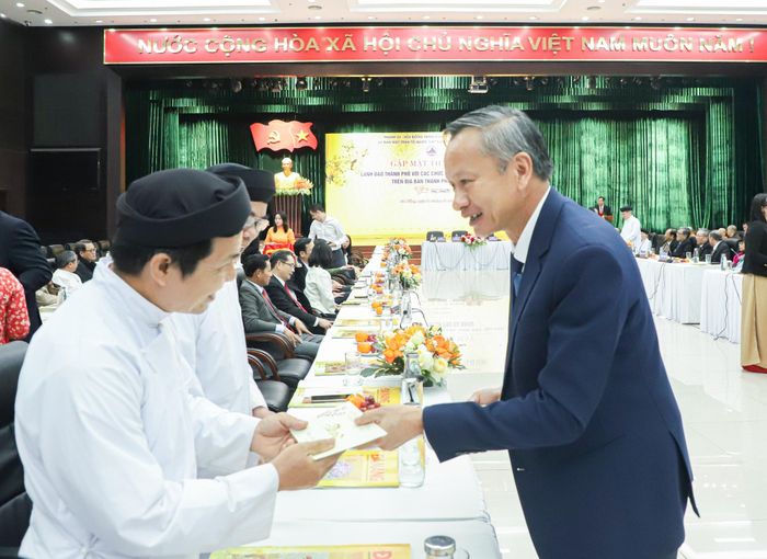 Phó Chủ tịch HĐND thành phố Đoàn Ngọc Hùng Anh tặng quà chúc Tết các chức sắc, chức việc. Ảnh: NGỌC PHÚ