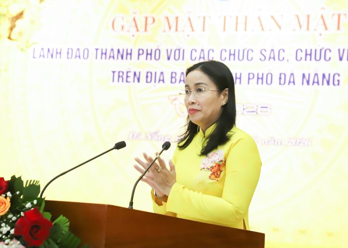 Phó Chủ tịch UBND thành phố Nguyễn Thị Anh Thi phát biểu ghi nhận những đóng góp của chức sắc, chức việc tiêu biểu các tôn giáo thành phố Đà Nẵng. Ảnh: NGỌC PHÚ