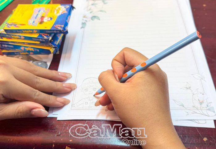 Nhiều sinh viên khéo tay trang trí thư bằng những hình vẽ chibi sinh động, dễ thương.