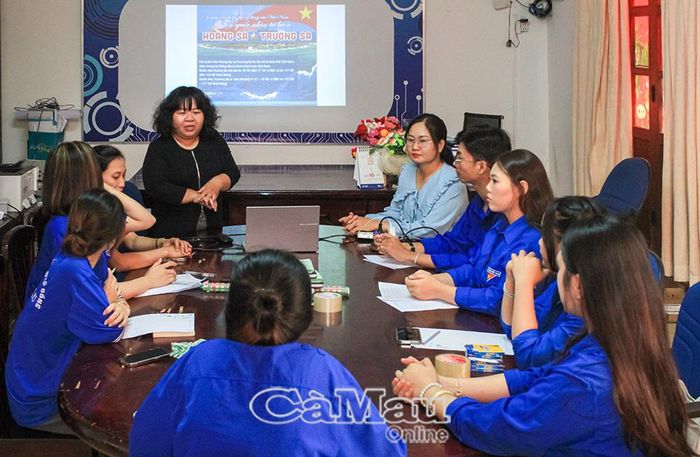 Bên cạnh hoạt động viết thư, sinh viên còn được tìm hiểu, học tập kiến thức về biển đảo quê hương.